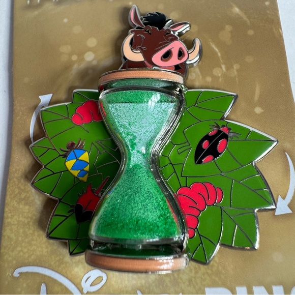 NWT. 2023 Disney Parks Turn Over Time Lion King Pumbaa Moving Hourglass LE Pin - Picture 3 of 8